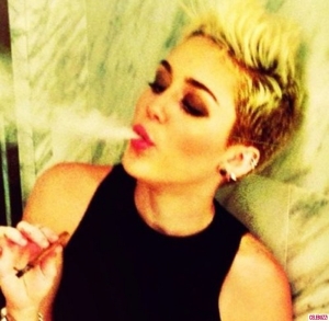 Miley-Cyrus-Selfies-36-1024x1003